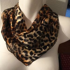 🌹🐆NWOT Outrageous & Fun To Wear Leopard Scarf Must Have 🐆🌹